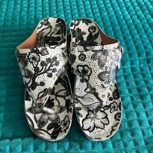 NEW NEVER USED Size 10 (43) Slip on sandals